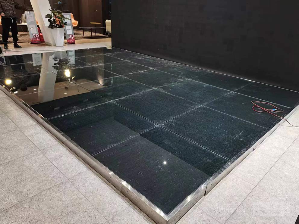 丰之元玻璃地台现场铺设