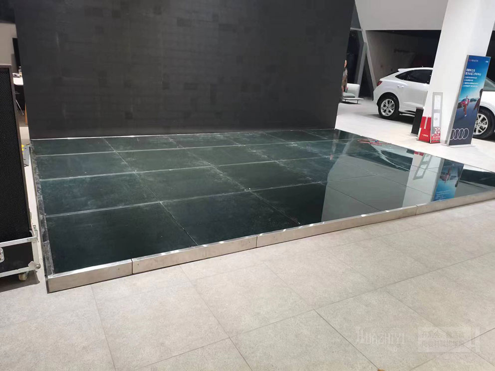 丰之元玻璃地台现场铺设