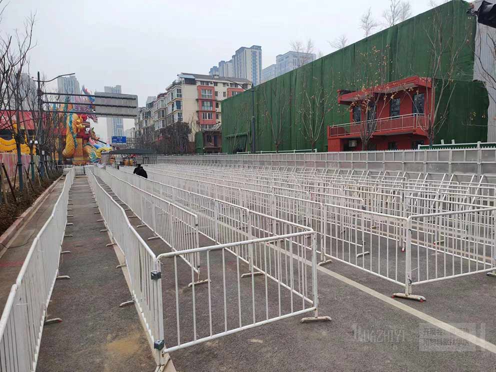室外灯会现场出租使用铁马护栏的好处