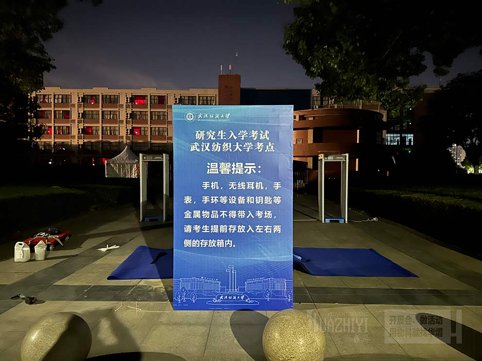 导视牌在指引方向上很重要