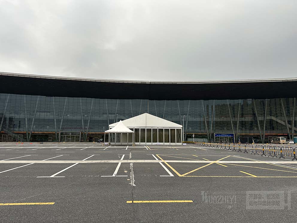 华熠玻璃篷房租赁公司搭建比亚迪试驾车展篷房现场