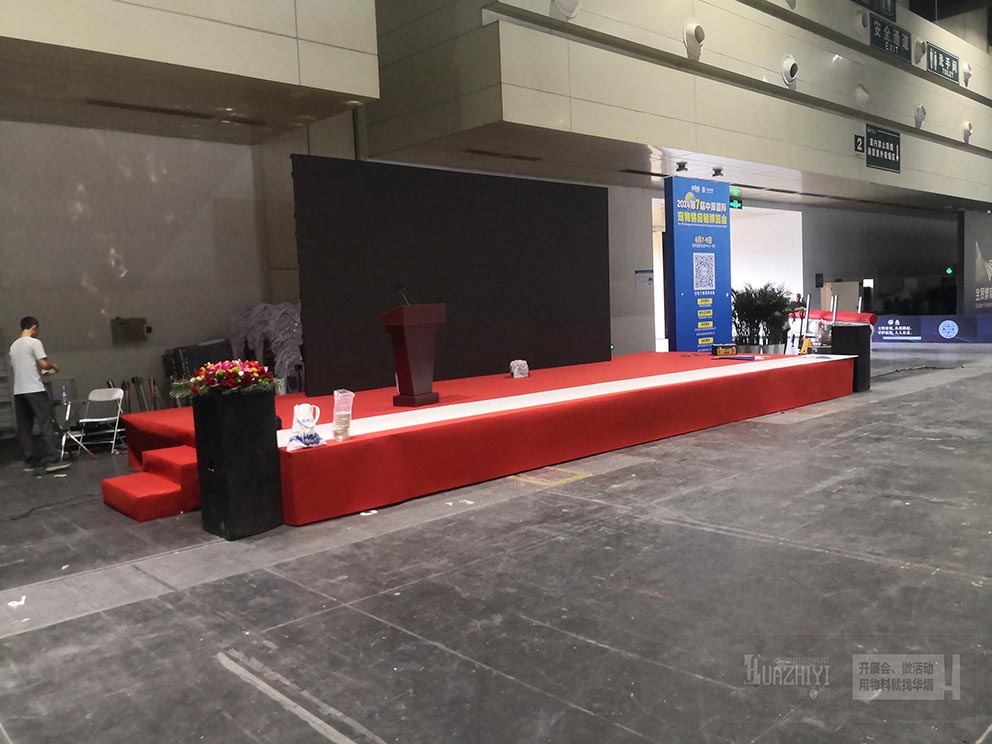 郑州铝合金舞台出租搭建助力宠物展现场，正在施工