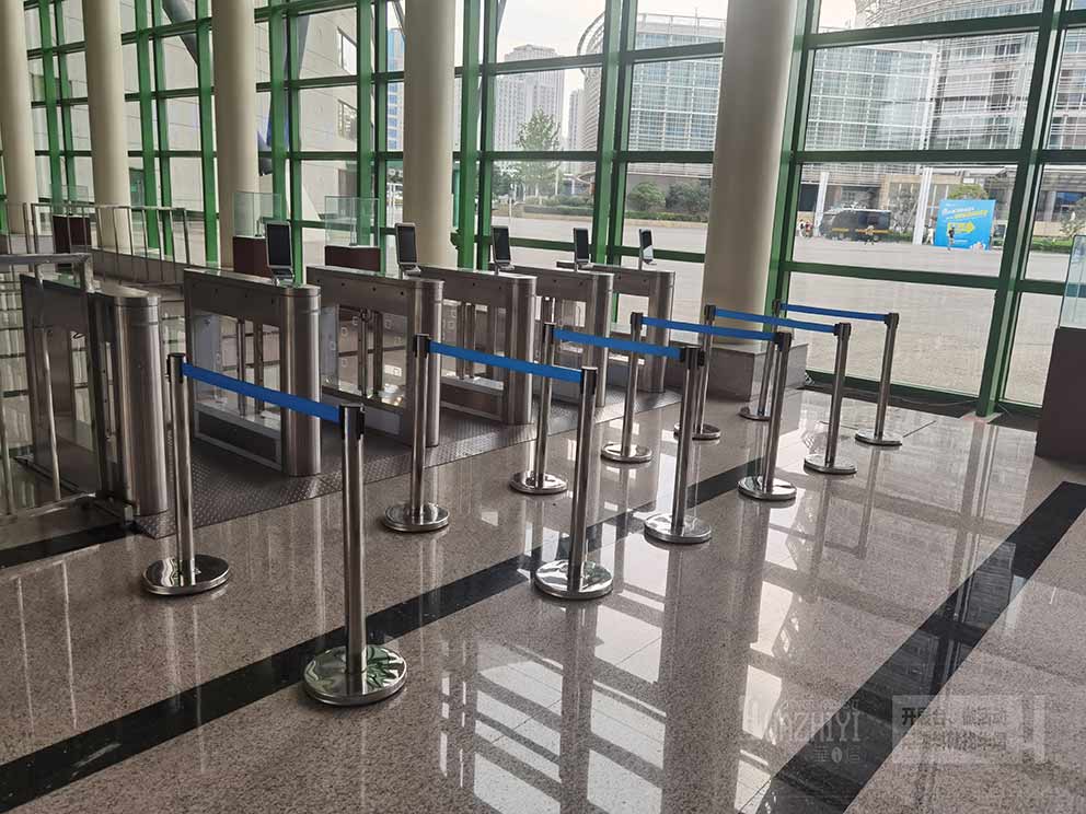 郑州国际会展中心展会参观通道使用了郑州华熠铁马出租厂家提供的护栏