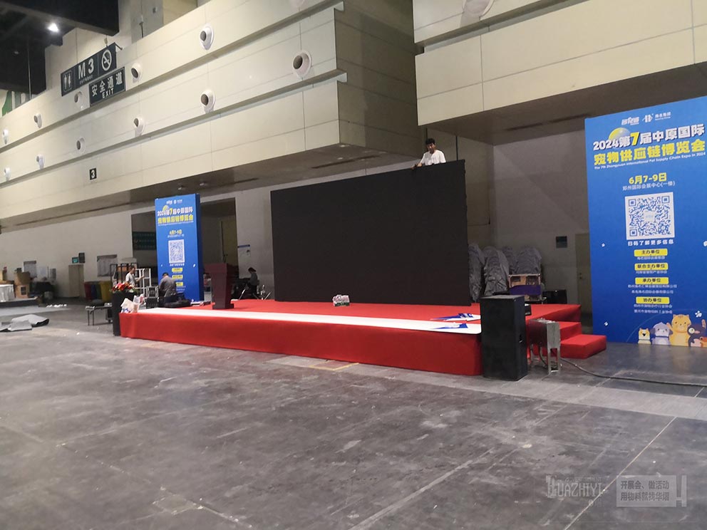 郑州铝合金舞台出租搭建助力宠物展现场，正在施工