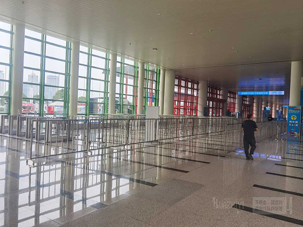郑州国际会展中心展会参观通道使用了郑州华熠铁马出租厂家提供的护栏