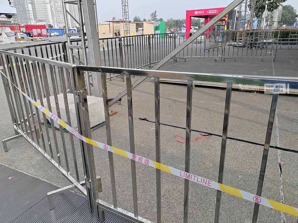 郑州铁马租赁提供布置了新款不锈钢方管铁马护栏