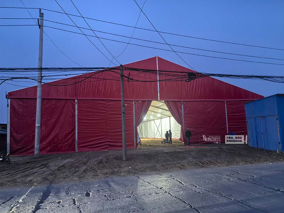 开封婚庆篷房出租公司在土地上搭建一座喜庆的红色篷房