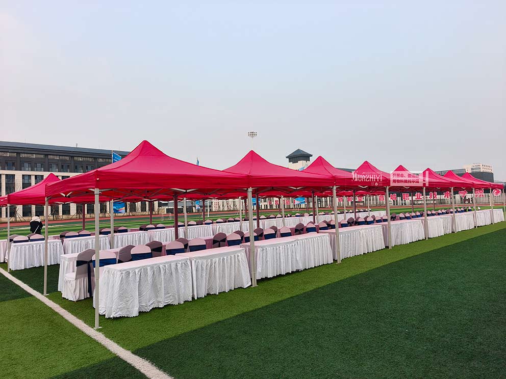 郑州帐篷出租公司布置学校招聘会现场红色简易帐篷