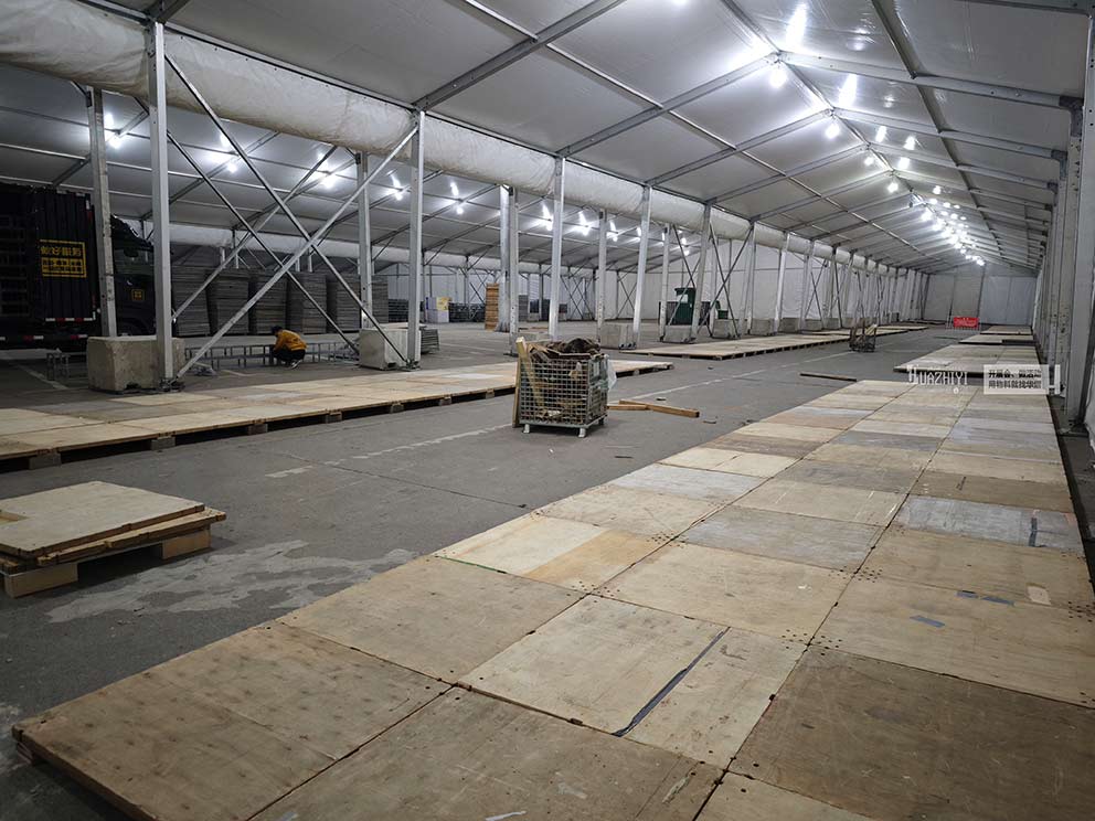 华熠地台租赁公司团队铺设中博建材展会木质地台
