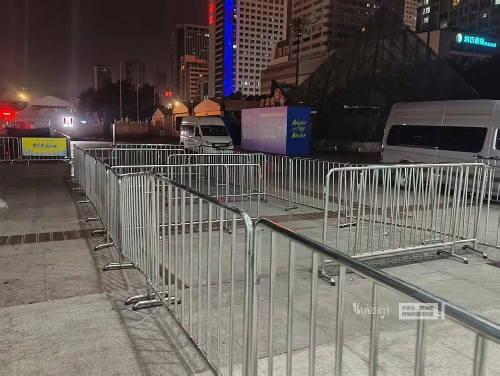 华熠铁马护栏租赁布置购物中心外围护栏