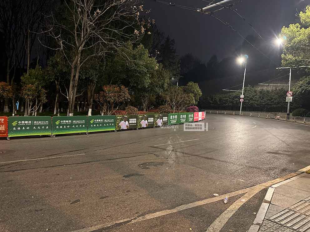 华熠物料租赁公司助力2025武汉马拉松赛事布置铁马护栏