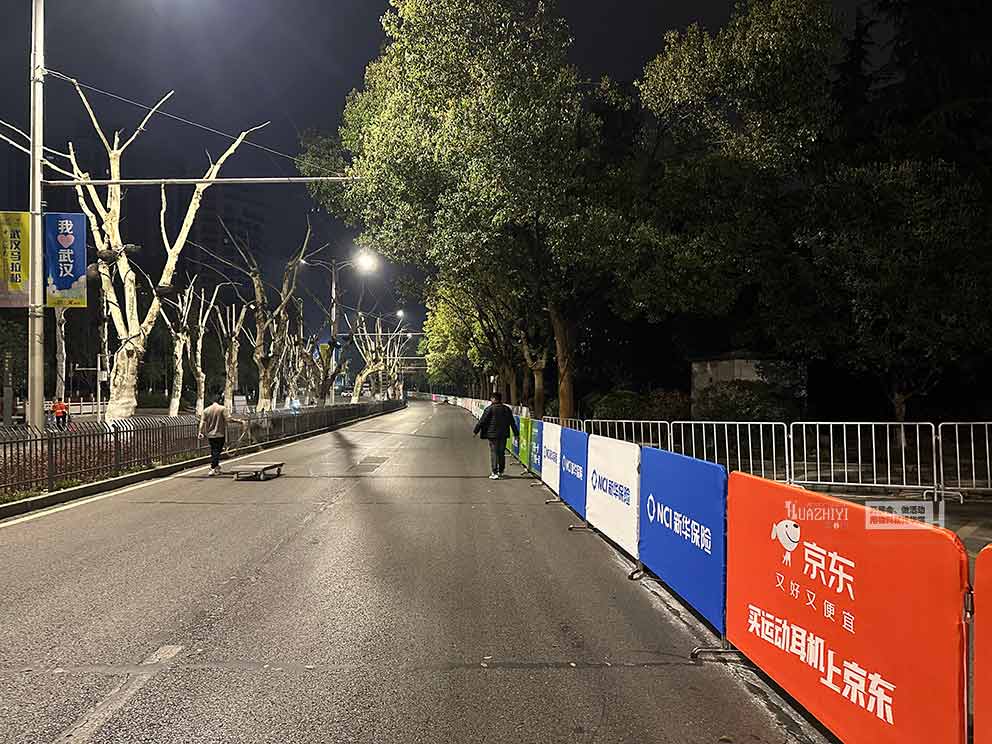 华熠物料租赁公司助力2025武汉马拉松赛事布置铁马护栏