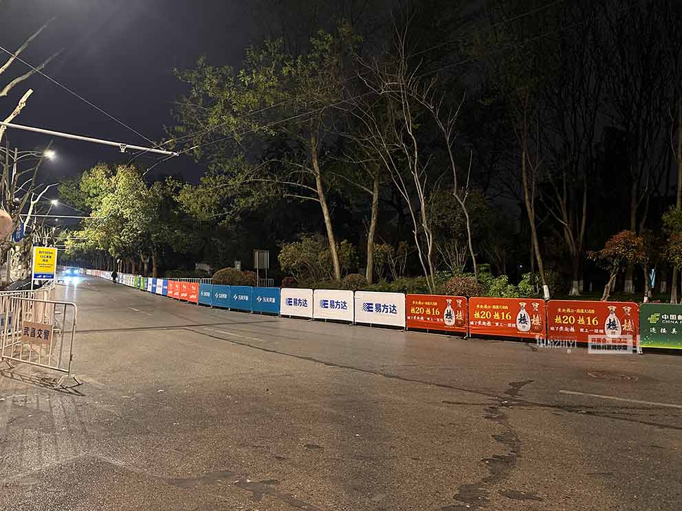 华熠物料租赁公司助力2025武汉马拉松赛事布置铁马护栏