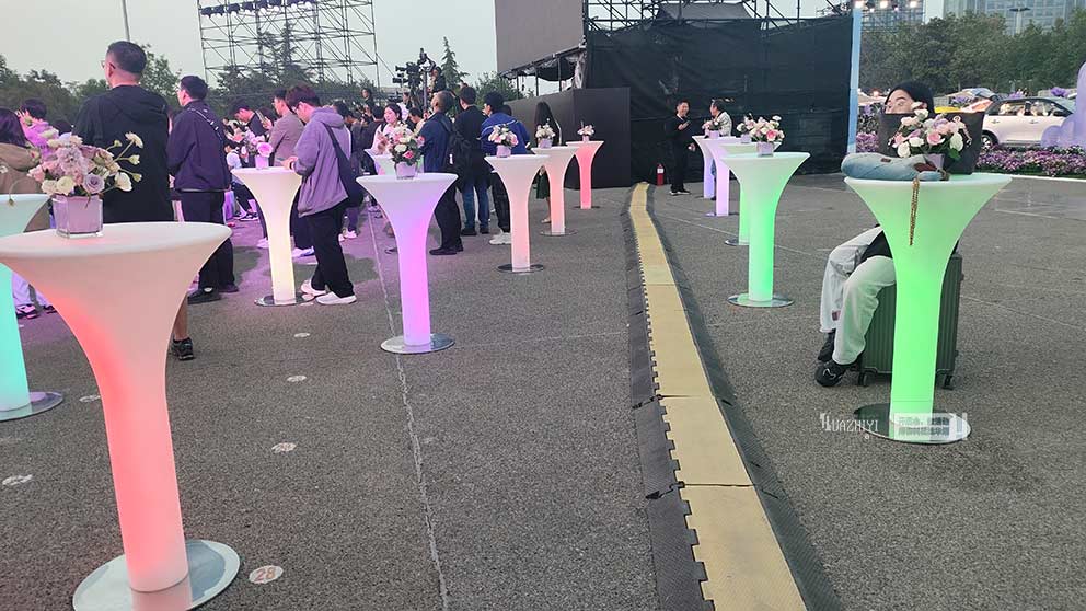 华熠桌椅出租推荐一款独特的产品—发光桌椅