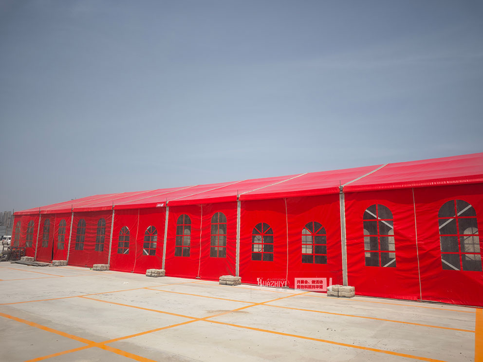 华熠篷房租赁公司搭建一座红色喜宴篷房