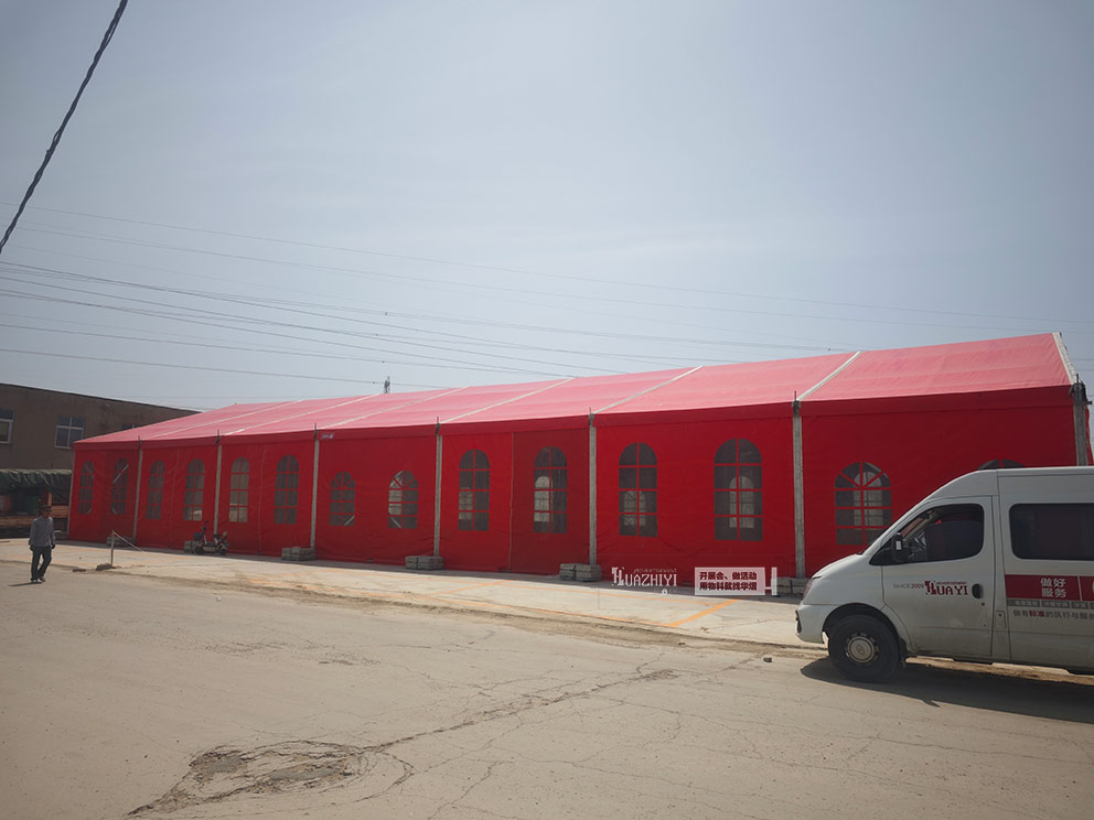 华熠篷房租赁公司搭建一座红色喜宴篷房