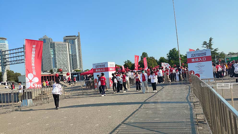 华熠铁马护栏租赁公司布置如意湖气球挑战赛现场