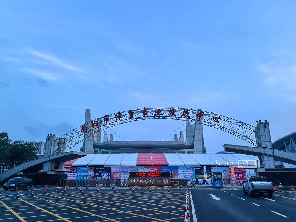 华熠展销会篷房租赁在南阳第一体育中心施工搭建