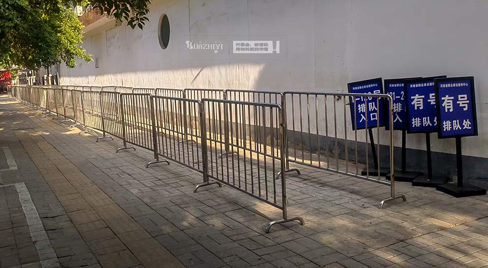 信访局入口处铁马由华熠铁马租赁布场