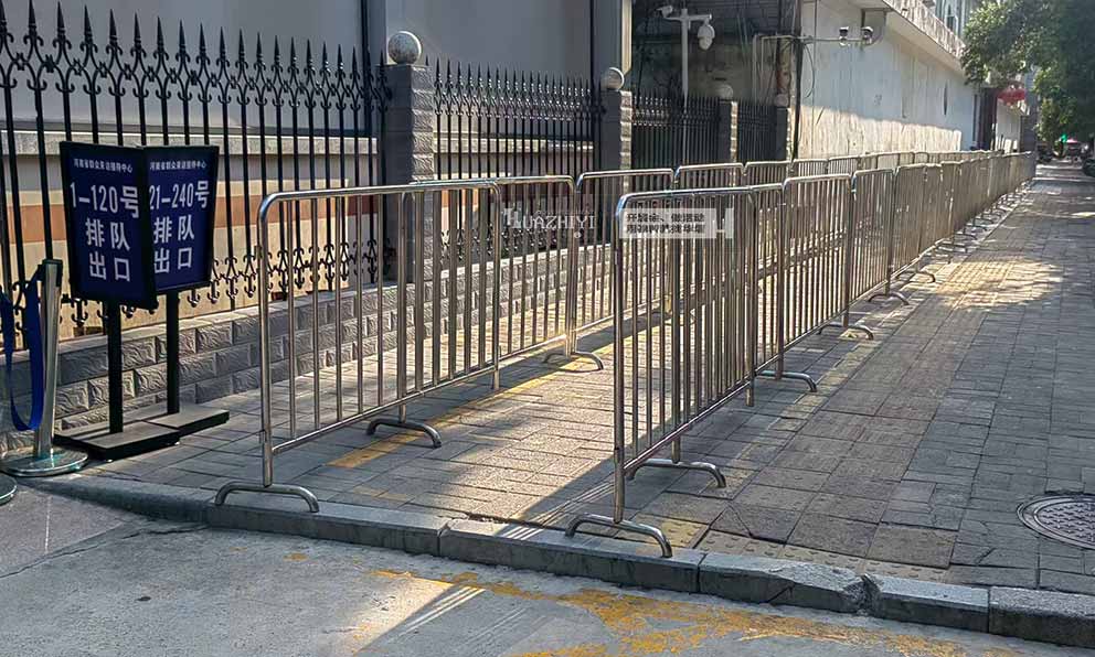 信访局入口处铁马由华熠铁马租赁布场