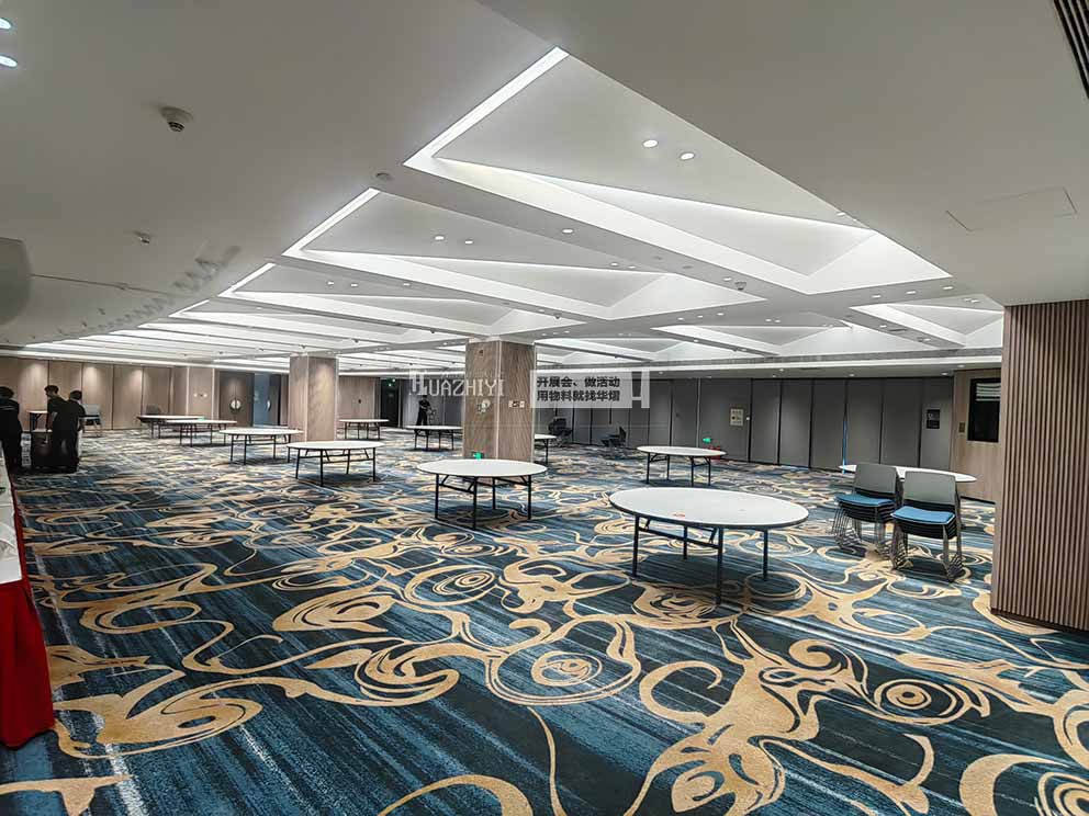 会展中心贵宾椅大圆桌由华熠桌椅沙发租赁布置