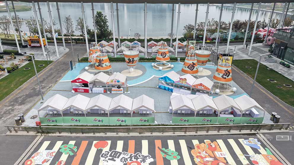 金融岛“美好的面包”活动华熠篷房桌椅租赁进行布场