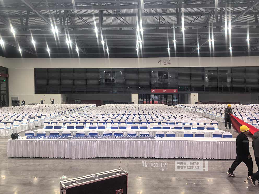 新会展中心2025表彰大会，华熠桌椅租赁进行布场
