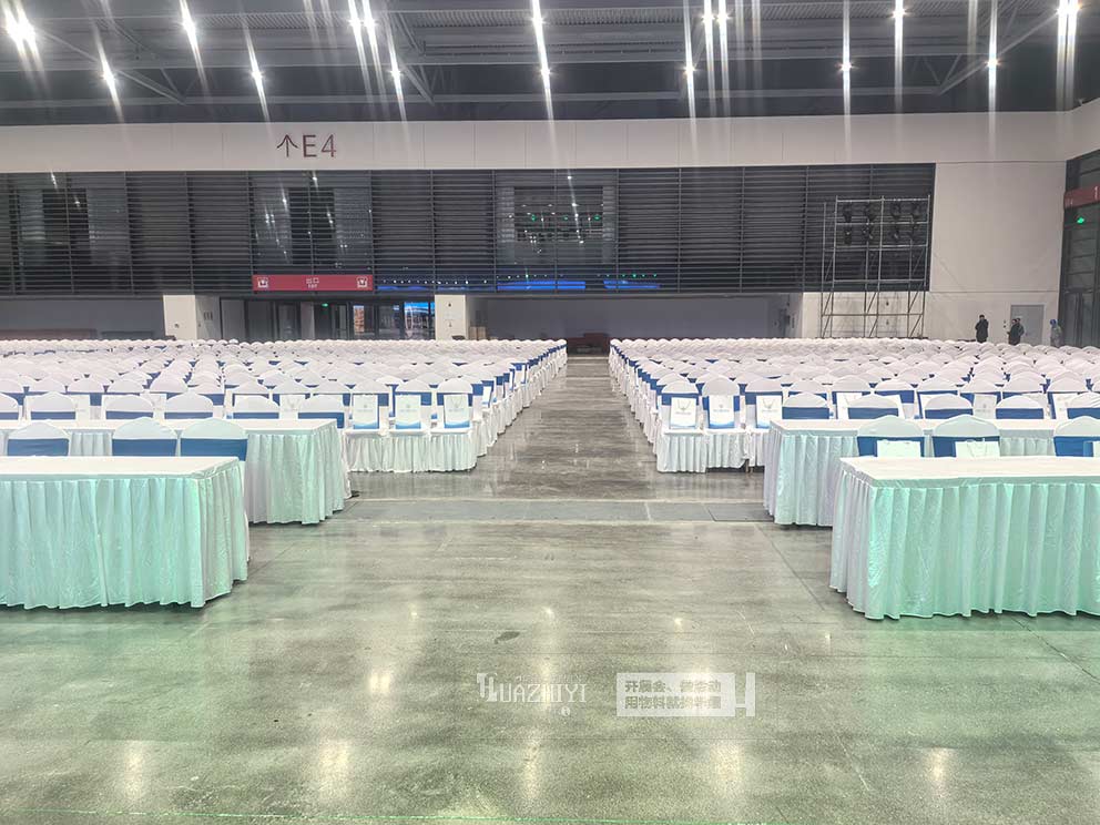 新会展中心2025表彰大会，华熠桌椅租赁进行布场