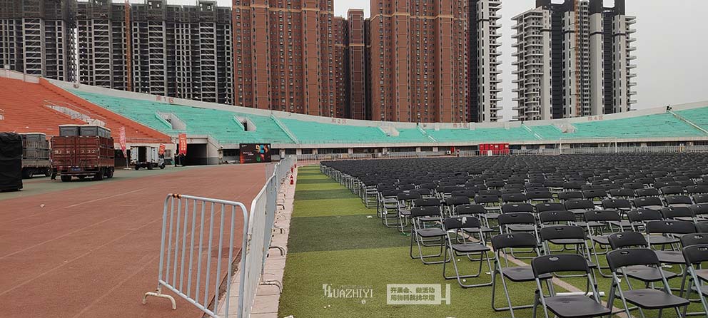 华熠桌椅租赁助力濮阳演唱会8000把折叠椅布场
